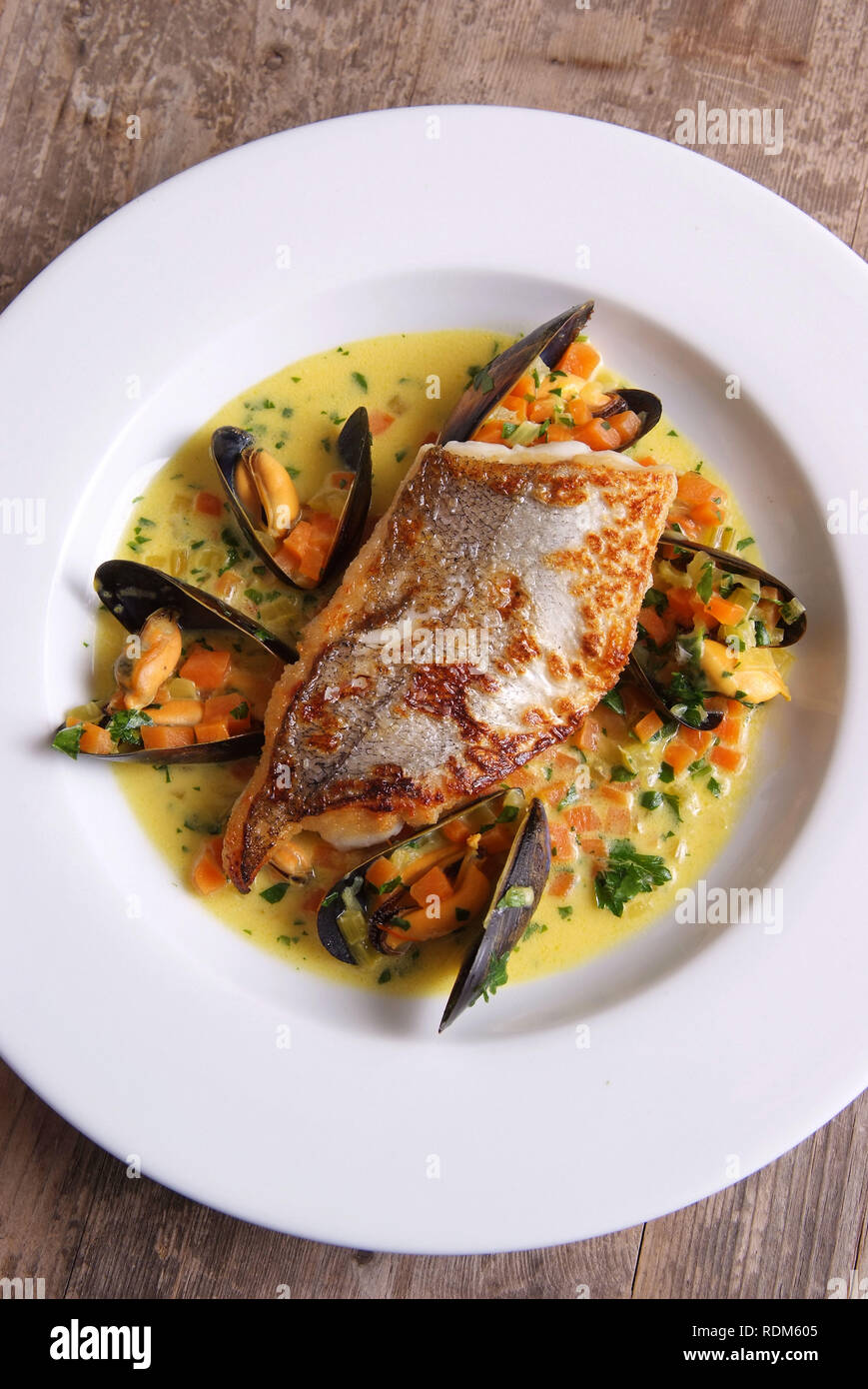 Filetto di nasello con cozze e zafferano Foto Stock