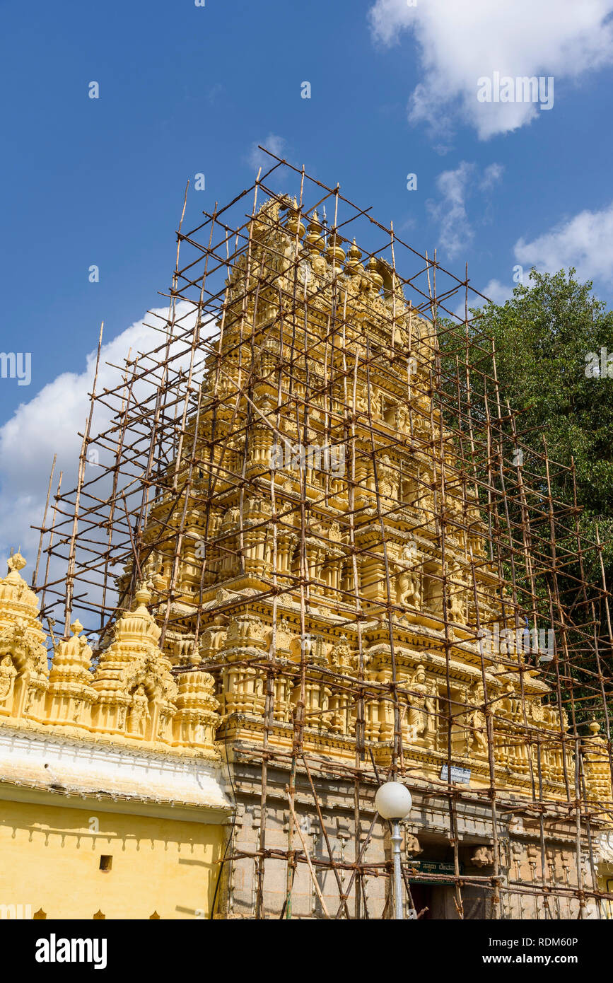 Impalcature in legno eretta intorno al tempio hidu, Mysore Palace, Mysuru, Karnataka, India Foto Stock