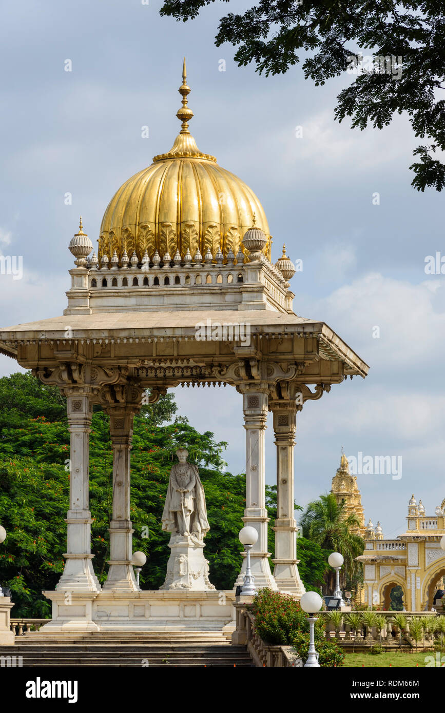 Statua di Maharaja Chamarajendar Wodeyar, Nuova Statua Circle, Mysore Mysuru, Karnataka, India Foto Stock