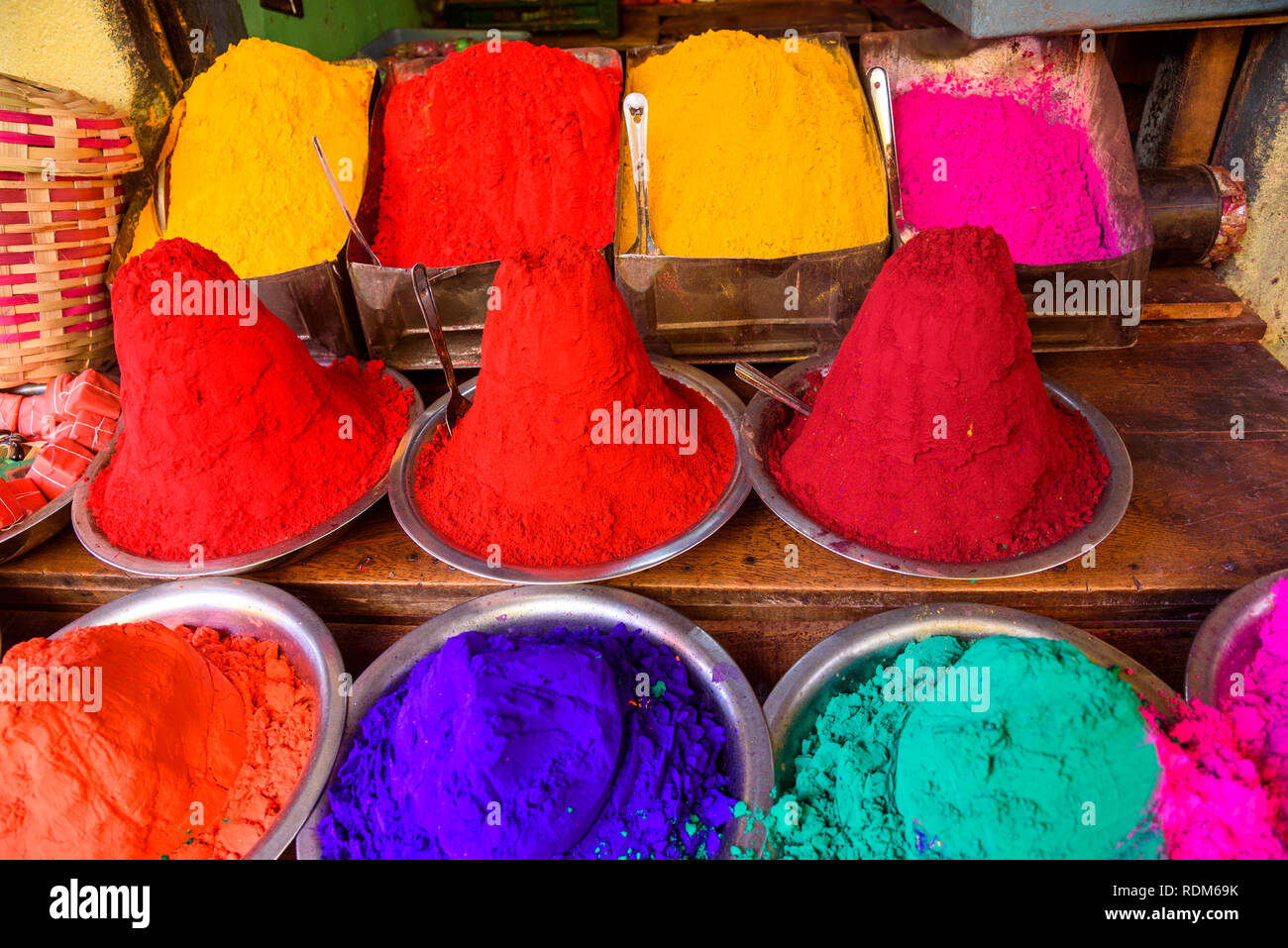 Bancarella vendendo polvere colorata per bindis e faccia tilaka vernice, mercato Devaraja, Mysore. Mysuru, Karnataka, India Foto Stock