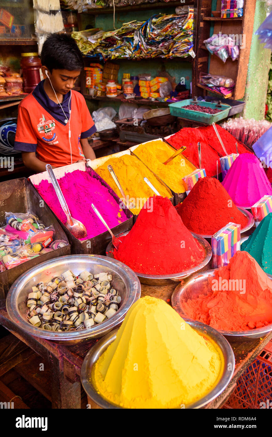 Bancarella vendendo polvere colorata per bindis e faccia tilaka vernice, mercato Devaraja, Mysore. Mysuru, Karnataka, India Foto Stock