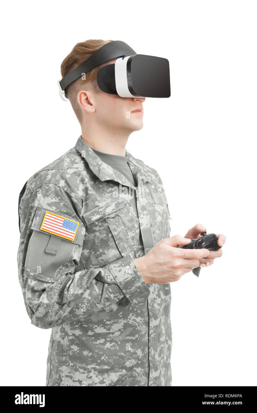 In ambienti chiusi shot del soldato USA indossare occhiali per realtà virtuale Foto Stock
