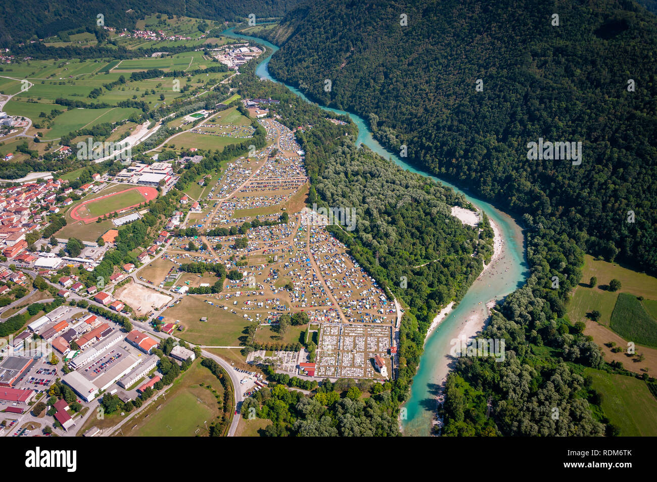 Veduta aerea su metallo camp dal fiume soca in Tolmin, Slovenia Foto Stock