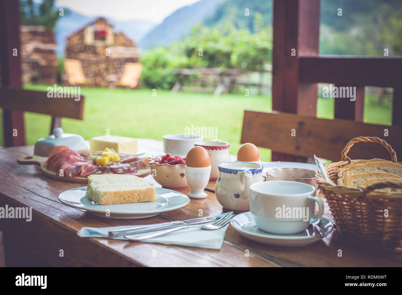 La colazione del mattino panca per esterni Foto Stock