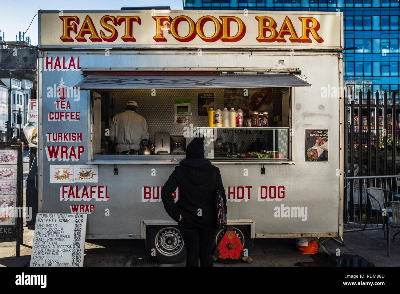 London Street Food - una Halal fast food bar vendono hamburger, hot dog, avvolge & falafels in East End di Londra Foto Stock