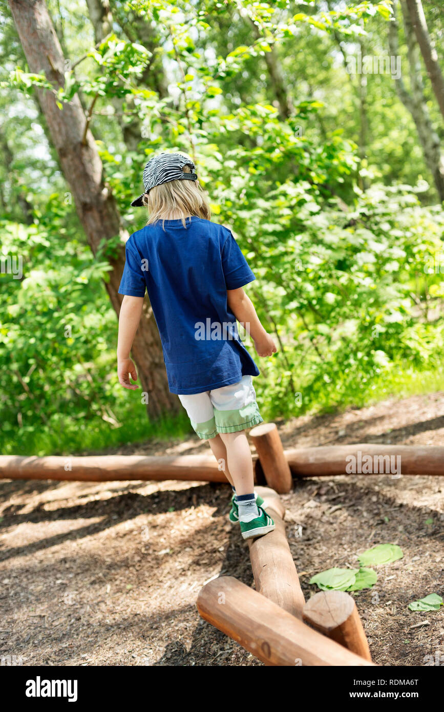 Ragazza camminare sul log Foto Stock