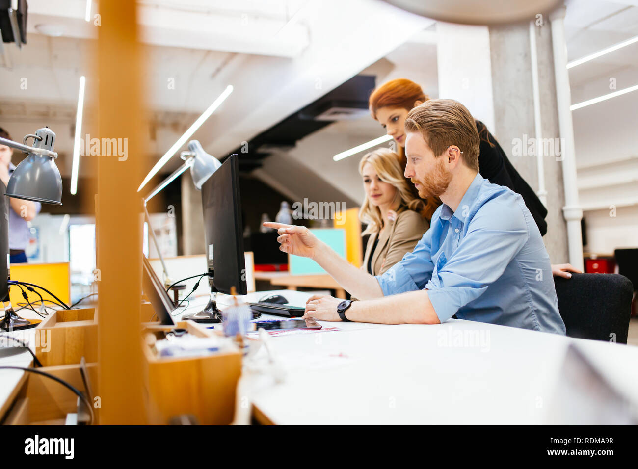 Progettisti che lavorano come un team in ufficio Foto Stock