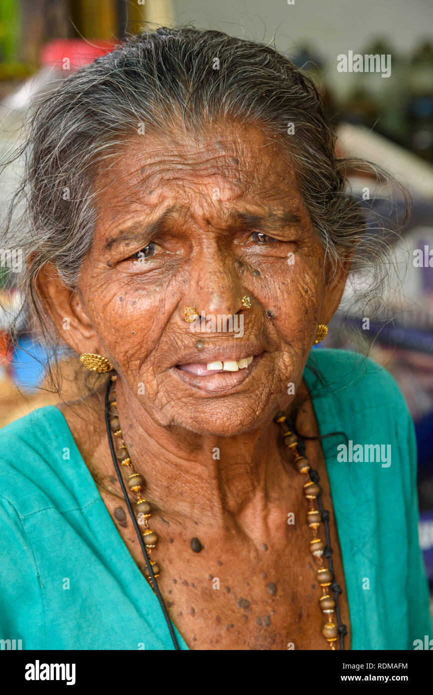 Anziani donna indiana nel mercato Conemara, Trivandrum, Kerala, India Foto Stock