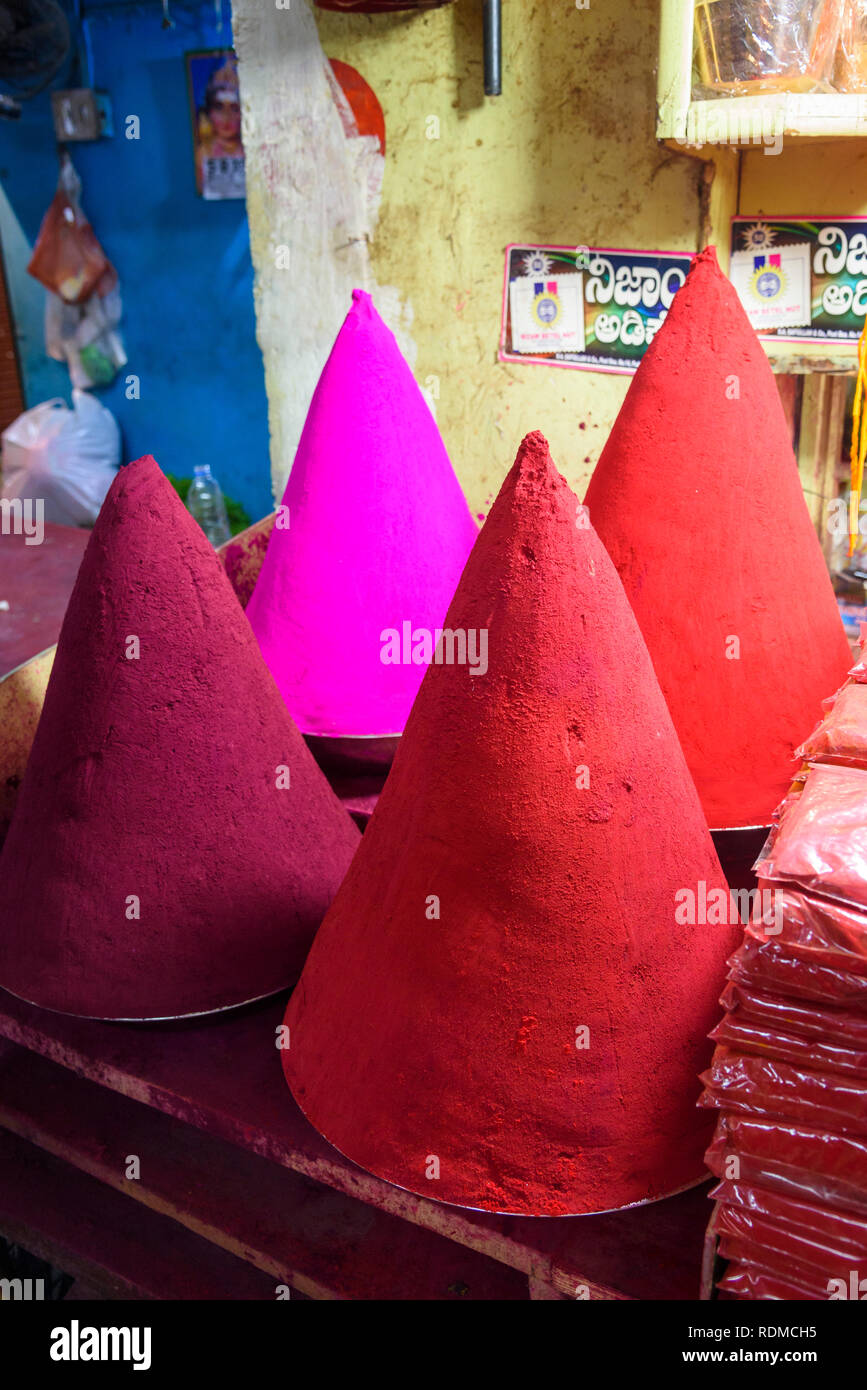 Tilaka e bindi polvere colorata per la vendita, sul mercato Krishnarajendra, Banaglore, Bengaluru, Karnataka, India Foto Stock