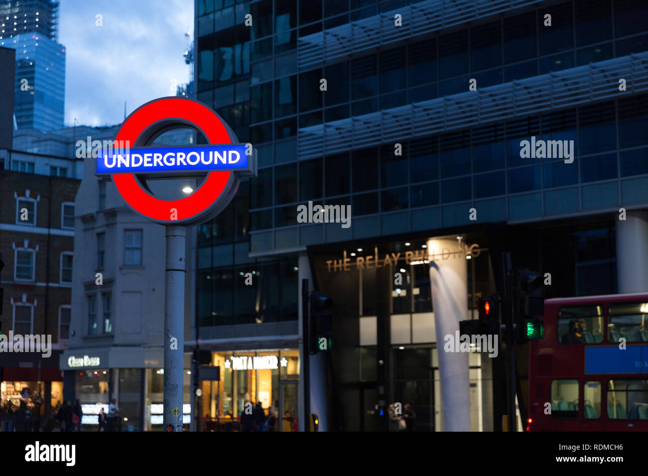 Cartello della metropolitana di Aldgate East, Londra Foto Stock