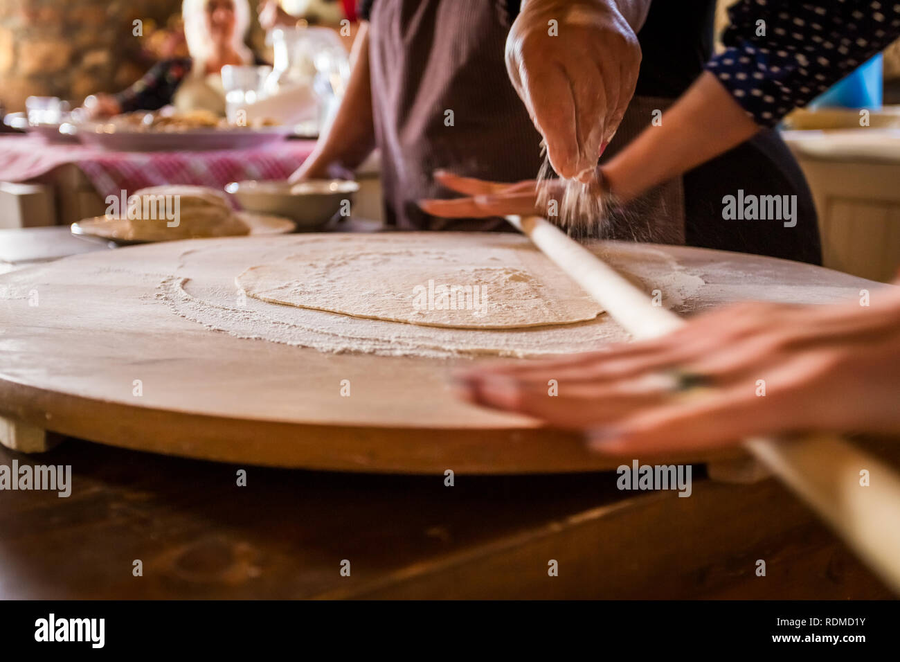 Lezioni di cucina per il greco tradizionale gustoso snack Foto Stock