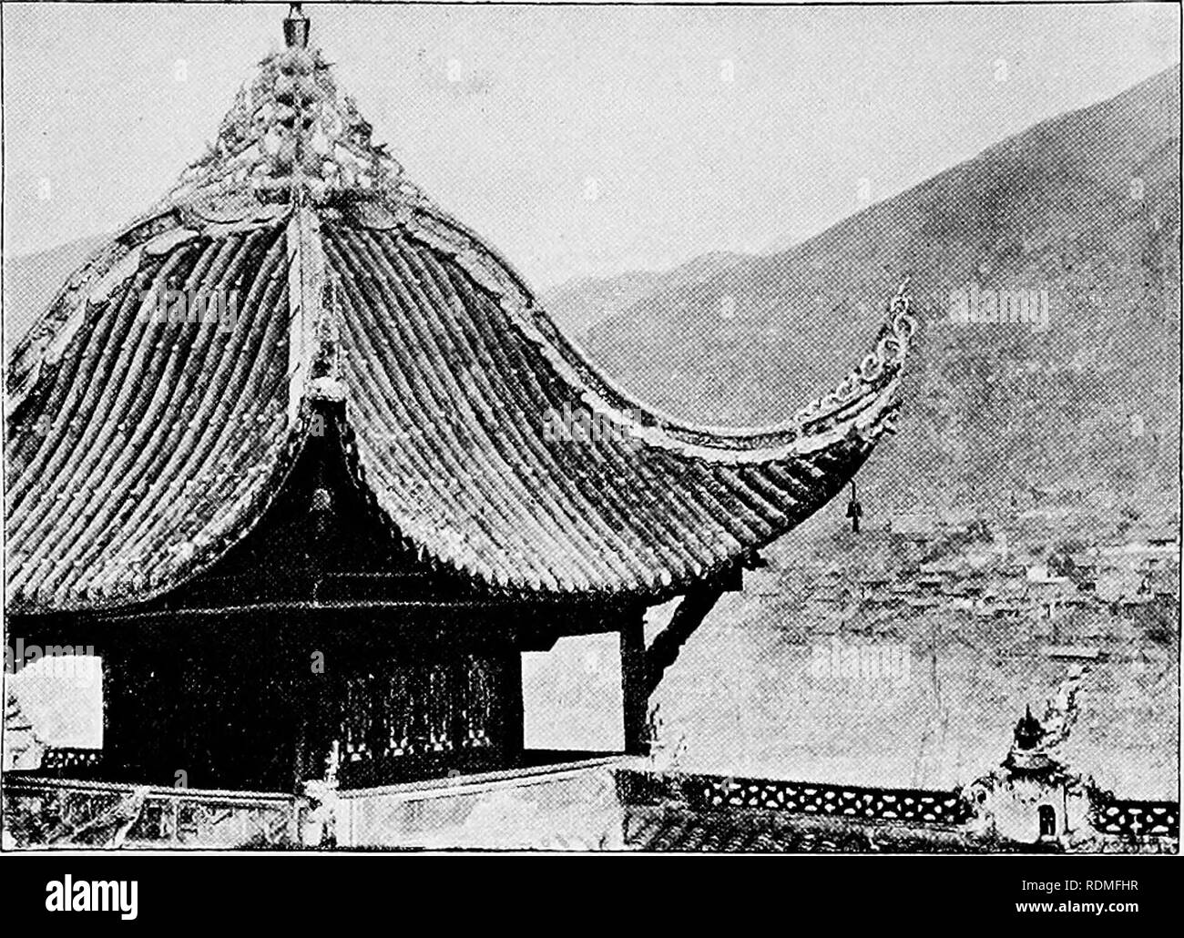 . Attraverso lo Yang-tse gole, o, il commercio e il viaggio in Cina occidentale . Storia naturale. Il Giallo e il verde tetto di tegole di Pavilion di Chung-king cittã (p. io6).. Si prega di notare che queste immagini vengono estratte dalla pagina sottoposta a scansione di immagini che possono essere state migliorate digitalmente per la leggibilità - Colorazione e aspetto di queste illustrazioni potrebbero non perfettamente assomigliano al lavoro originale. Poco, Archibald Giovanni, 1838-1908. Londra : S. BASSA, Marston, Searle, & Rivington, Ltd. Foto Stock . Attraverso lo Yang-tse gole, o, il commercio e il viaggio in Cina occidentale . Storia naturale. Il Giallo e il verde tetto di tegole di Pavilion di Chung-king cittã (p. io6).. Si prega di notare che queste immagini vengono estratte dalla pagina sottoposta a scansione di immagini che possono essere state migliorate digitalmente per la leggibilità - Colorazione e aspetto di queste illustrazioni potrebbero non perfettamente assomigliano al lavoro originale. Poco, Archibald Giovanni, 1838-1908. Londra : S. BASSA, Marston, Searle, & Rivington, Ltd. Foto Stock