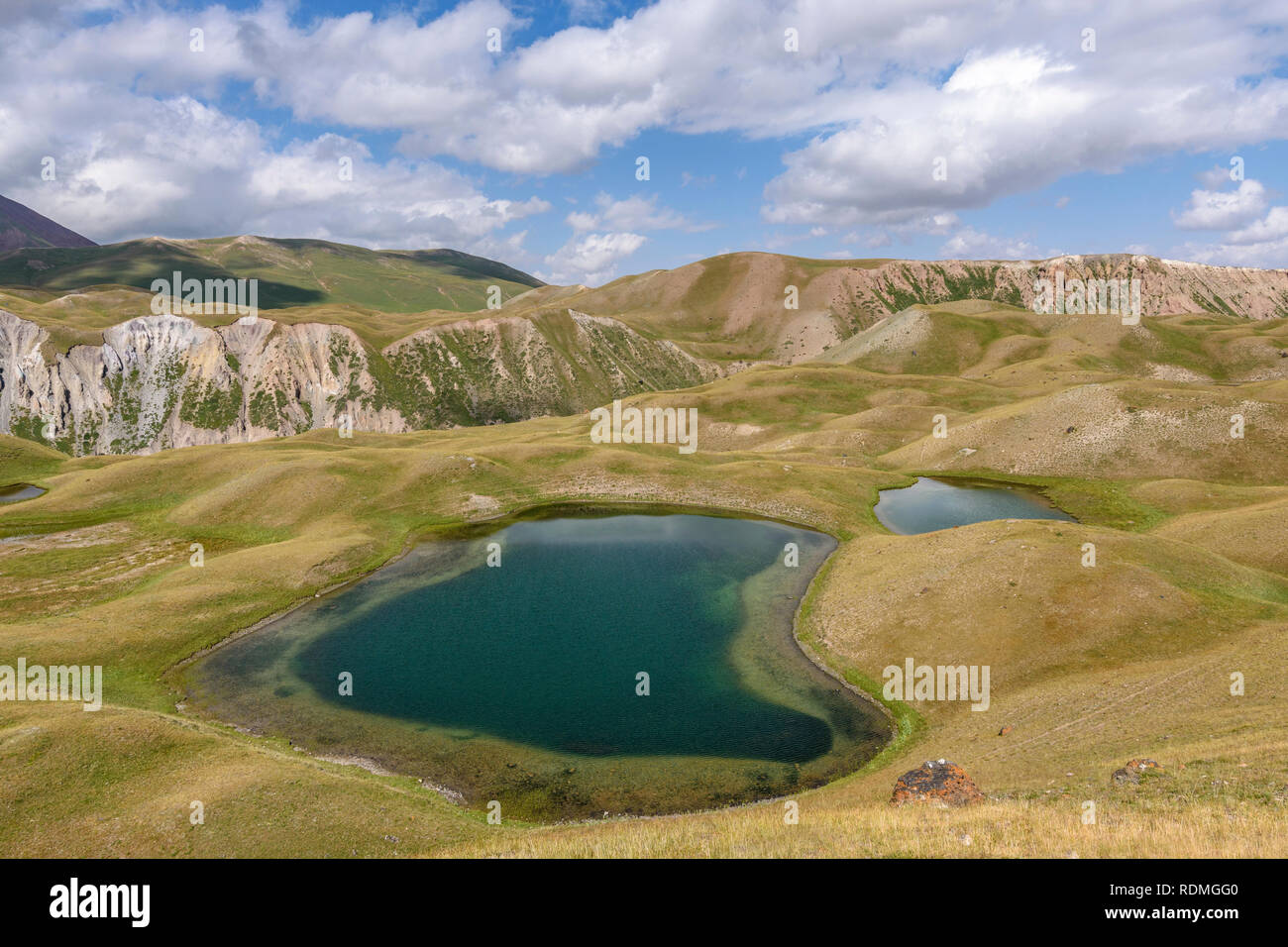 Vista del paesaggio di laghi in una valle circondata da montagne, Tulpar Kul, Kirghizistan. Foto Stock