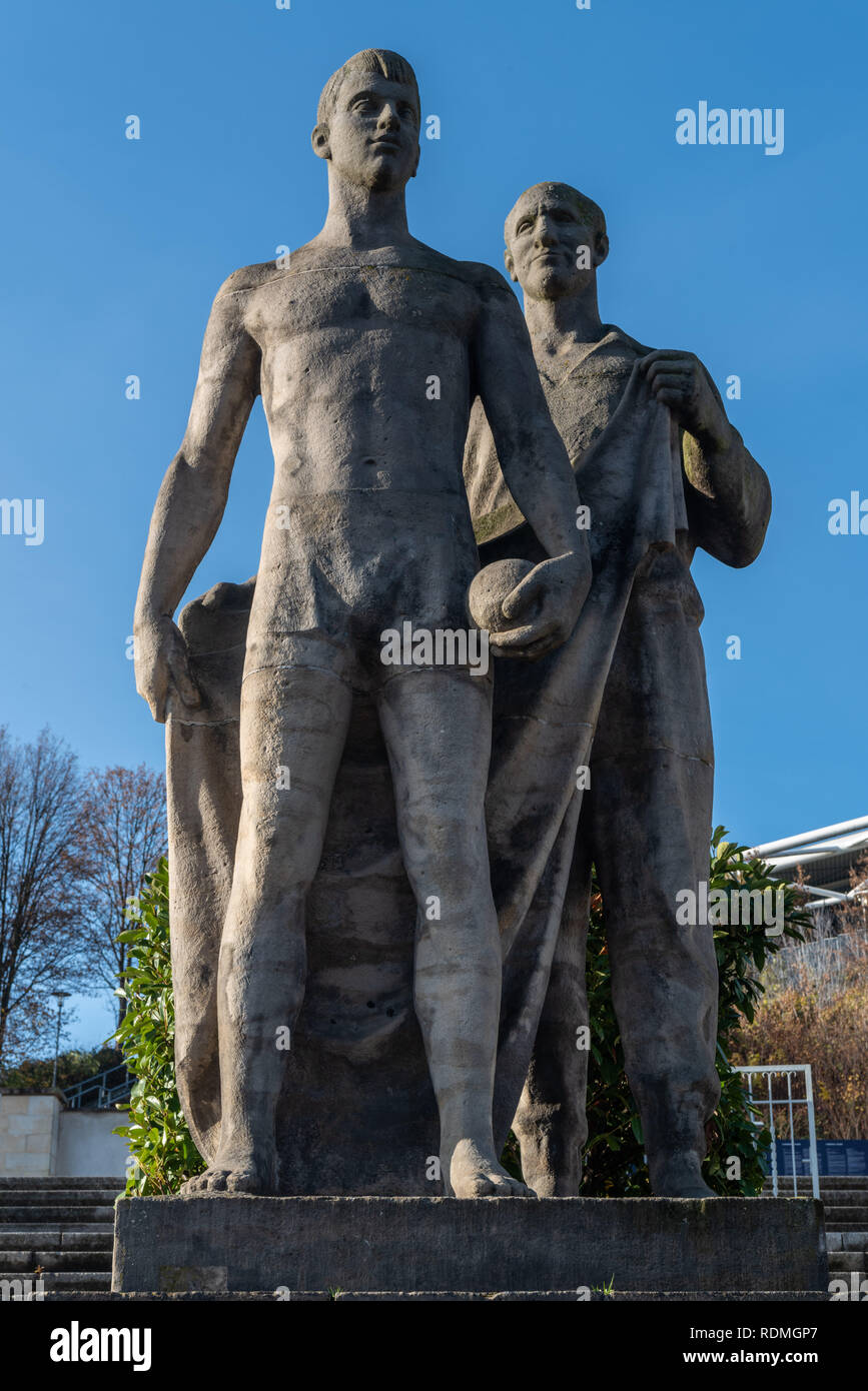 Leipzig, Germania - 14 novembre 2018. Statue di sportivi di fronte Red Bull Arena stadium di Lipsia. Foto Stock
