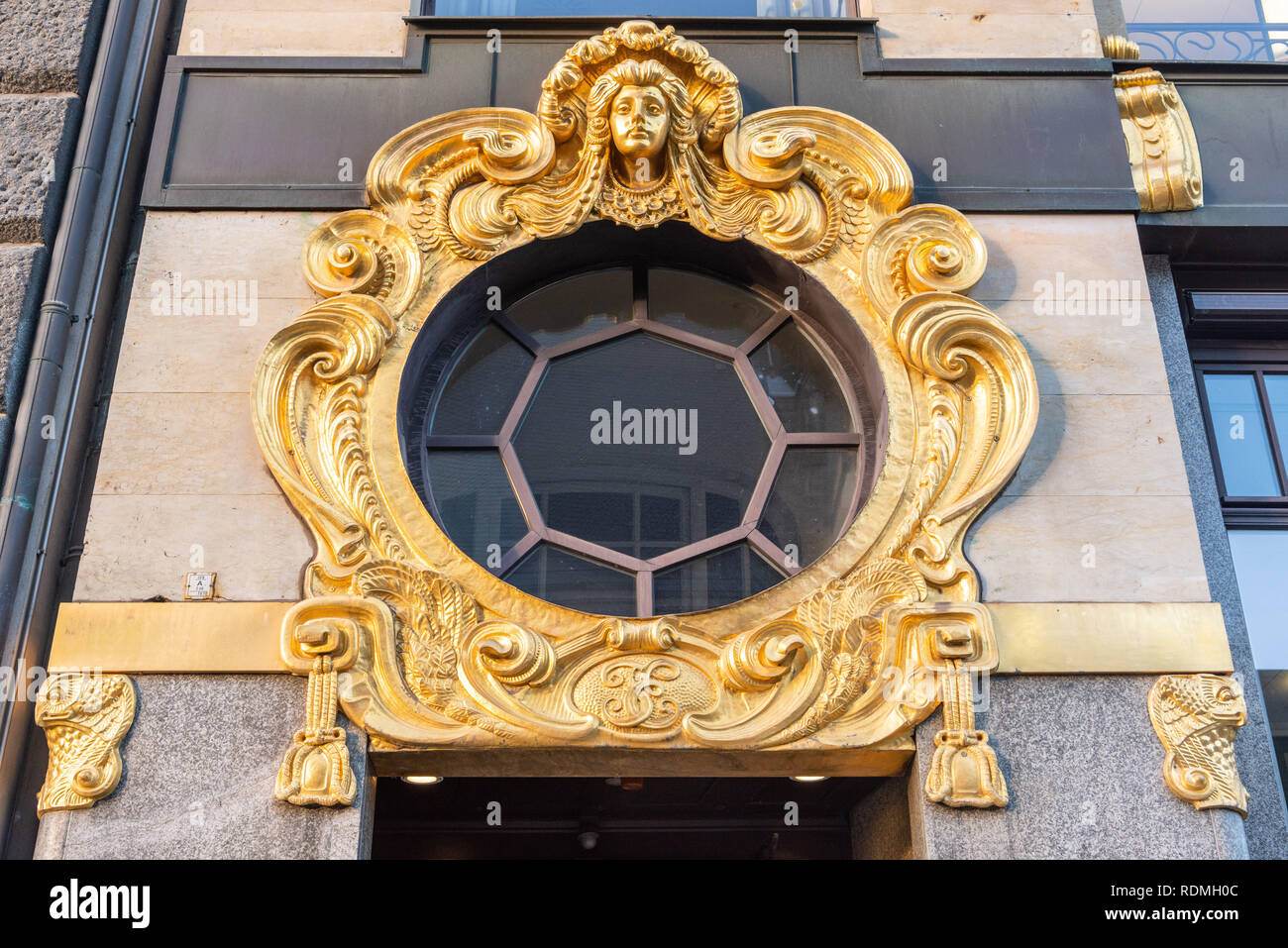 Leipzig, Germania - 14 novembre 2018. Dettagli architettonici di Commerzbank edificio a Lipsia, con golden apparizione e rilievi. Foto Stock