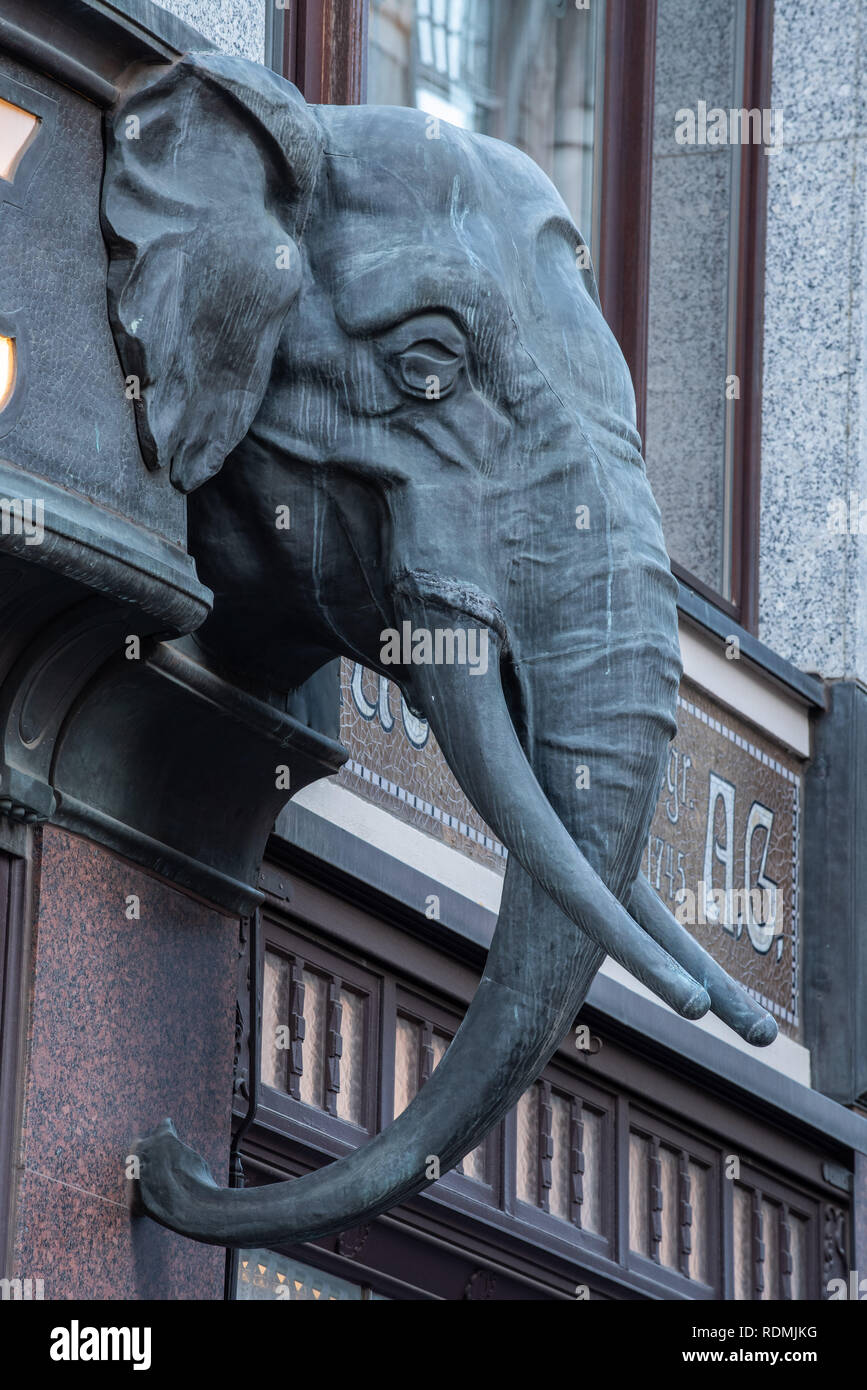 Leipzig, Germania - 14 novembre 2018. Bronzo Testa di elefante all'ingresso Cafe Riquet a Lipsia. Foto Stock