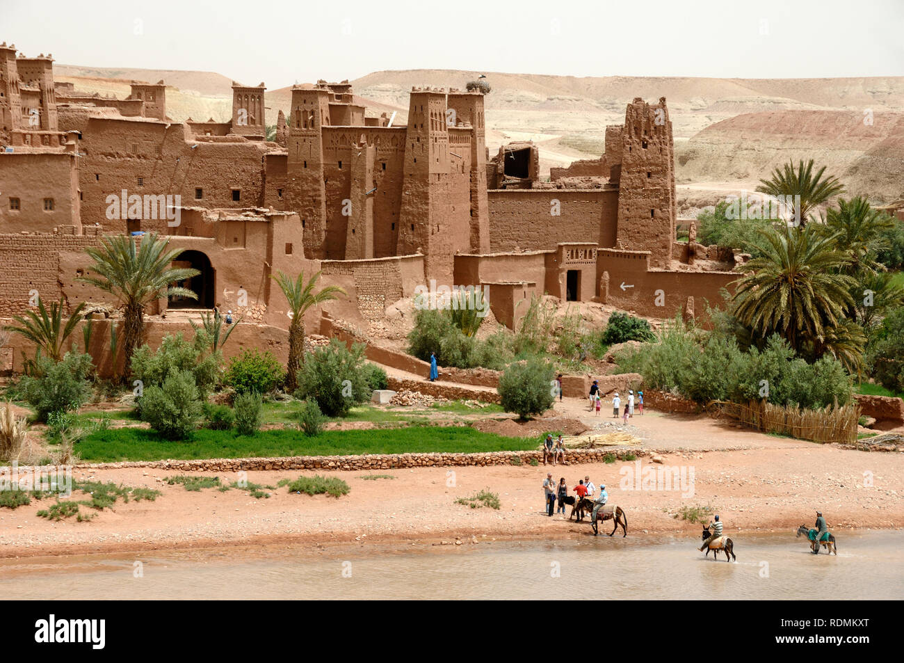 I turisti in visita a Ksar di Aït-Ben-Haddou aka Ait Benhaddou, un Adobe massa argilla costruito villaggio fortificato o Ighrem e popolare film Location Marocco Foto Stock