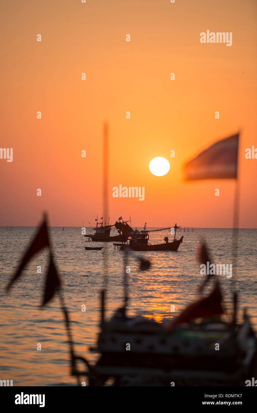 Un tramonto con barche da pesca a Bang Saen spiaggia presso la città di Bangsaen in Provinz Chonburi in Thailandia. Thailandia, Bangsaen, Novembre 2018 Foto Stock