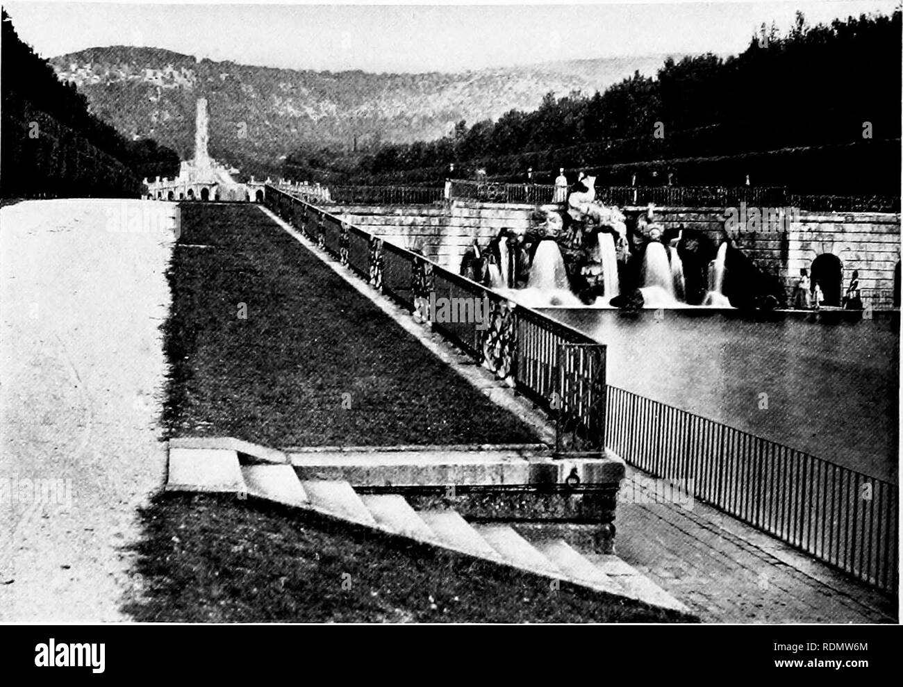 . Europei e giardini giapponesi; carte leggere prima dell'American Institute of Architects ... Giardini; giardini. Giardino all'italiana. Il semplice ma efficace piano dei giardini' Vista generale di Avenue lunghezza dei motivi e alla vastità del palazzo. Si tratta di un parco reale, non un privato cittadino il giardino. In quarto luogo, il trattamento degli alberi ed erba è anche char- acteristic dei giardini italiani. L'americano e inglese stili di park il giardinaggio, con in linea di massima pendenza, prati cosparsi con macchie di arbusti e di gruppi di alberi, in un prigioniero- iedlv accidentale e pittoresca arra Foto Stock