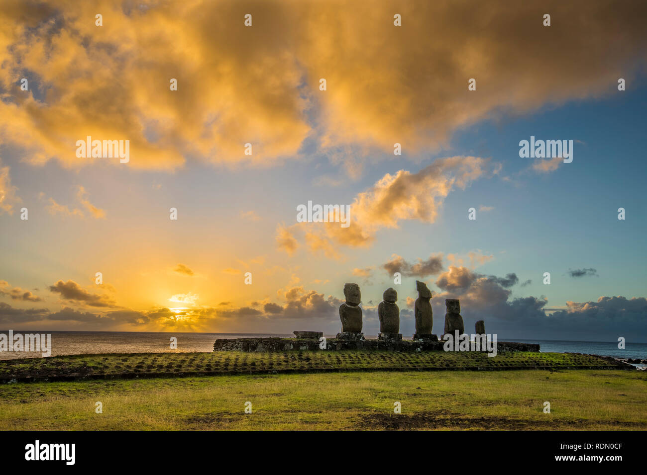 Ahu Vai Uri il più famoso tramonto all'Isola di Pasqua. Non dobbiamo confondere con Ahu Tahai che è il prossimo da soli Moai. È impressionante Foto Stock