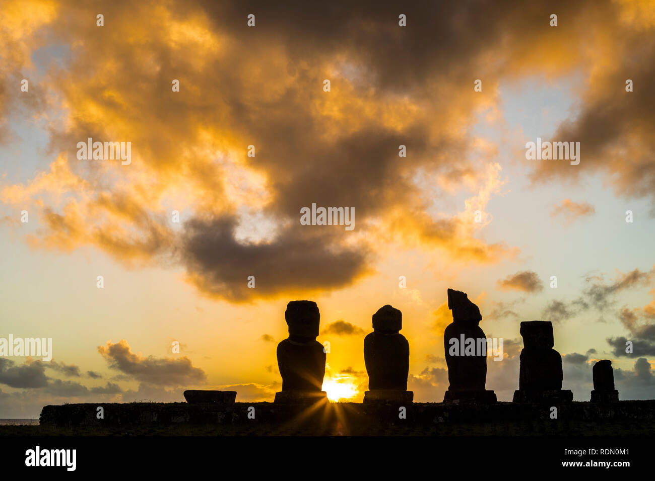 Ahu Vai Uri il più famoso tramonto all'Isola di Pasqua. Non dobbiamo confondere con Ahu Tahai che è il prossimo da soli Moai. È impressionante Foto Stock