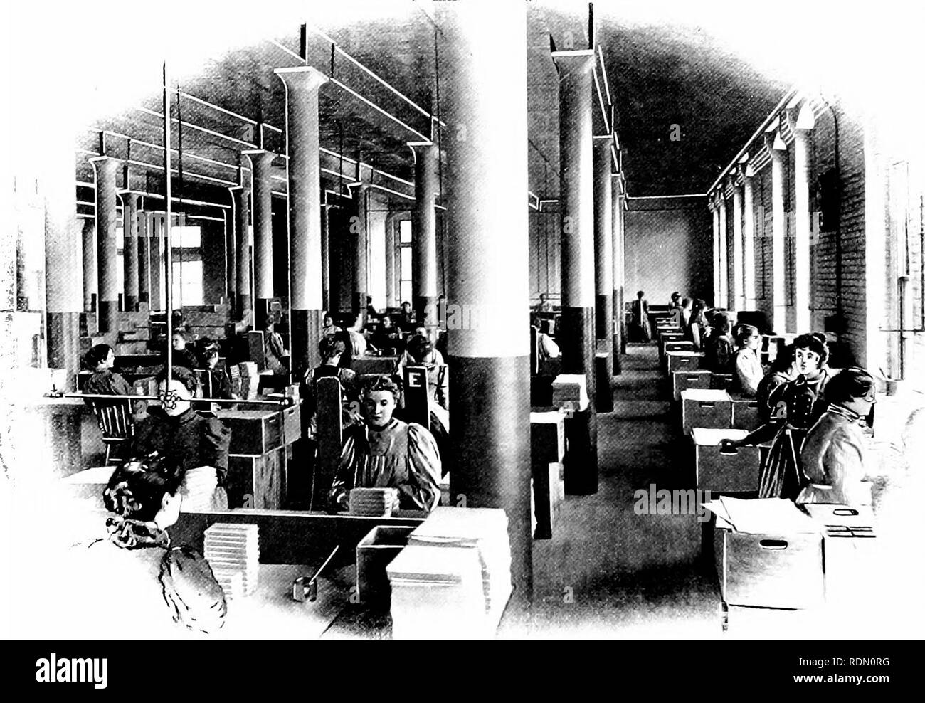 . Cacao e cioccolato; una breve storia della loro produzione e uso. Cacao; cioccolato. 40 CACAO E CIOCCOLATO E parti di cacao ai venti di granella di zucchero, la composizione essendo come segue : - Zuccheri Burro . Albume . Fosfati e sali di altra materia 200 410 100 30 260 1000. Camera di incarto, panettiere cioccolato '' ogni uomo riceve 60 grammi (circa 2 once) di questo cioccolato al giorno in cui vi sono dodici grammi di zucchero, 26 di burro e 6 di albume. Si tratta di un utile complemento per la razione formata di carni bovine leggermente salato ed essiccato in aria, di riso, di biscotto di mais o di manioca muffin. " Il Foto Stock