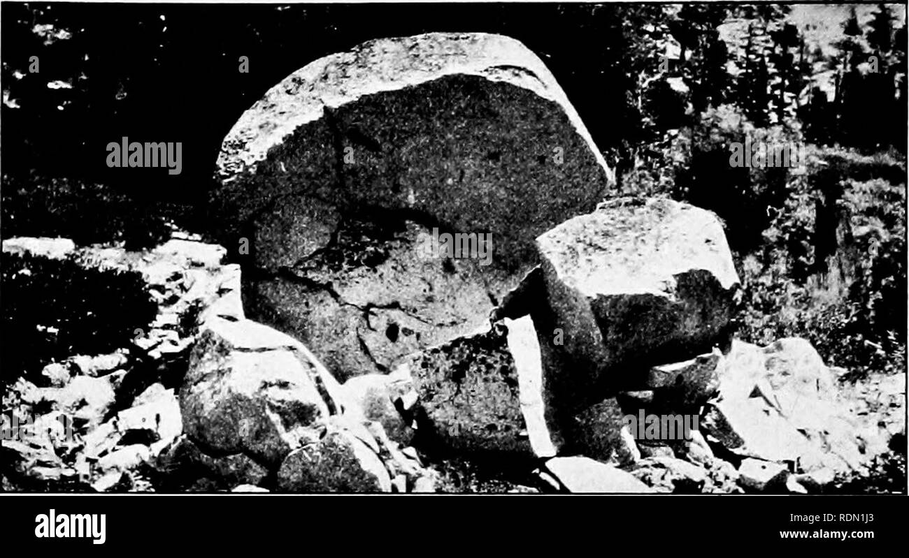 . Lettore di conservazione. Risorse naturali; le foreste e la silvicoltura. 62 Conservazione Reader. H. W. Fairbanks a poco a poco le grandi rocce rompersi in pezzi e sminuzzare infine alla forma del suolo. lontano, lei solleva nuovi da qualche altra parte in modo che l'abbattere il lavoro comincia di nuovo. Cerchiamo in immaginazione, sedersi a fianco di una roccia, preparati a rimanere lì molti anni, che noi possiamo imparare appena come natura rende il terreno. Sarà un lungo, lungo tempo prima che possiamo vedere un qualsiasi cambiamento nella roccia. Ogni giornata splendente sole riscalda il freddo rock e la fa espandere un molto poco. Di notte la roccia cresce freddo e s Foto Stock