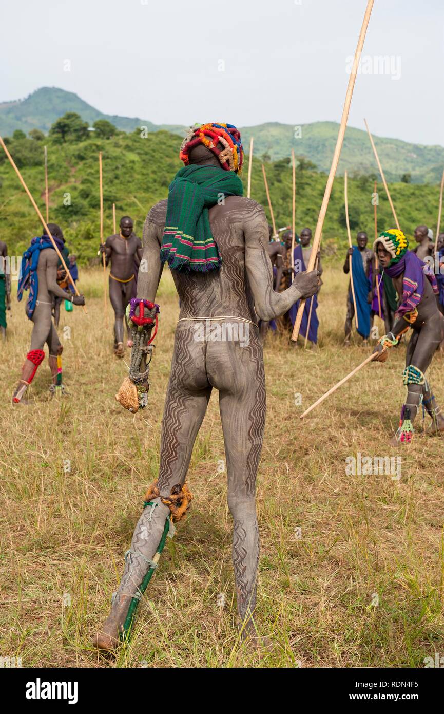 Donga stick fighter, tribù Surma, Tulgit, Omo River Valley, Etiopia, Africa Foto Stock