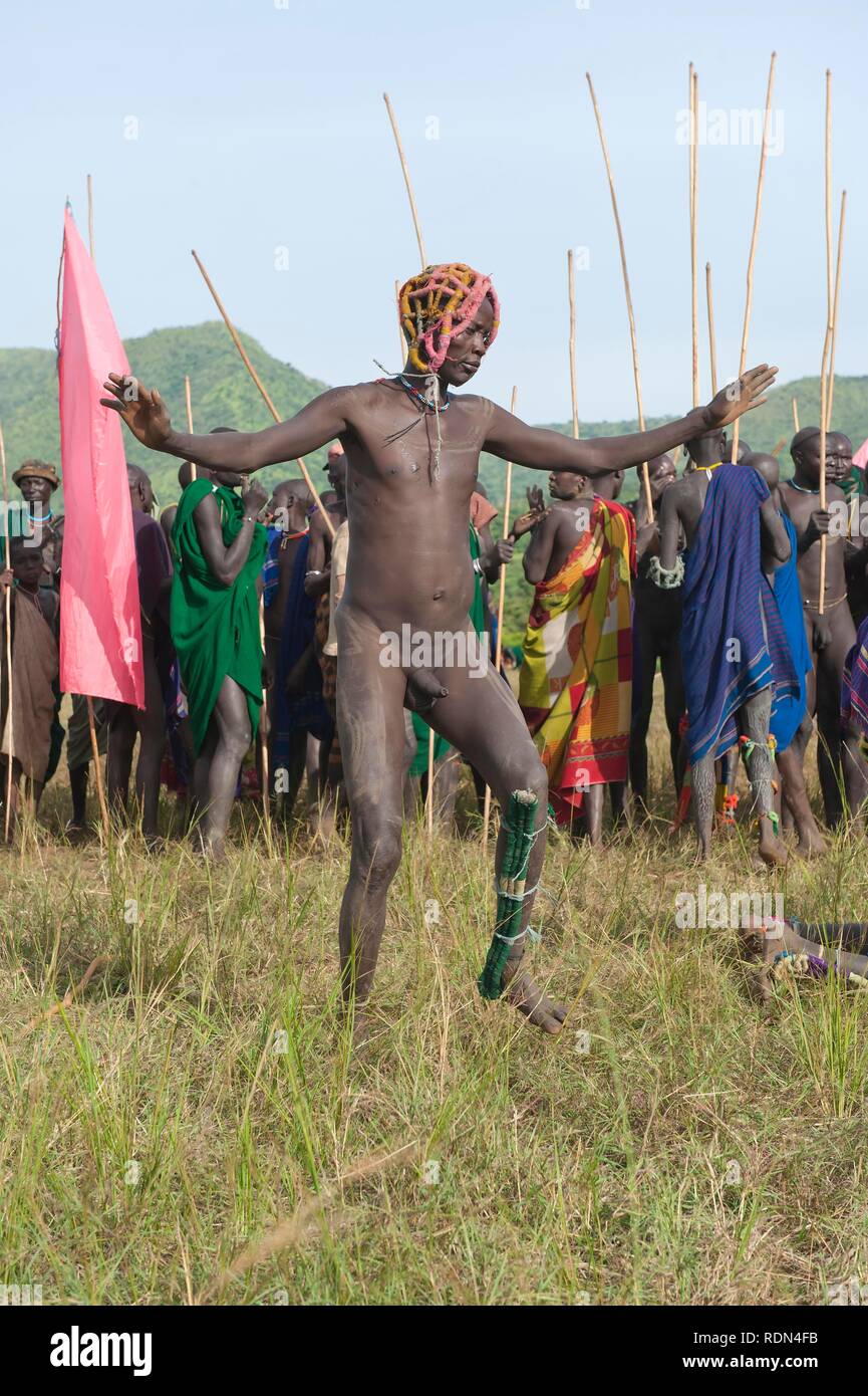 Donga stick fighter, tribù Surma, Tulgit, Omo River Valley, Etiopia, Africa Foto Stock