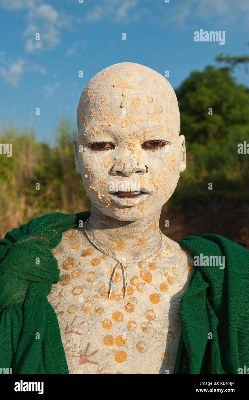 Surma ragazzo con trattamenti per il viso e per il corpo della pittura, Kibish, Omo River Valley, Etiopia, Africa Foto Stock