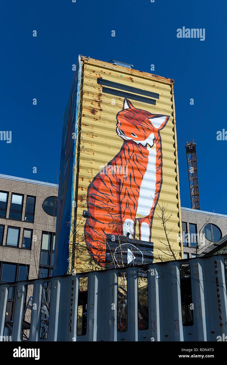 Graffiti Tiger figura su un edificio contenitore, cult fabbrica, Monaco di Baviera, Germania Foto Stock