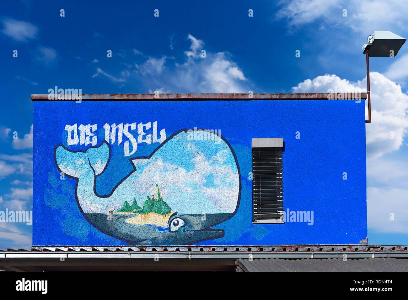 Graffiti whale figura su un edificio contenitore, cult fabbrica, Monaco di Baviera, Germania Foto Stock