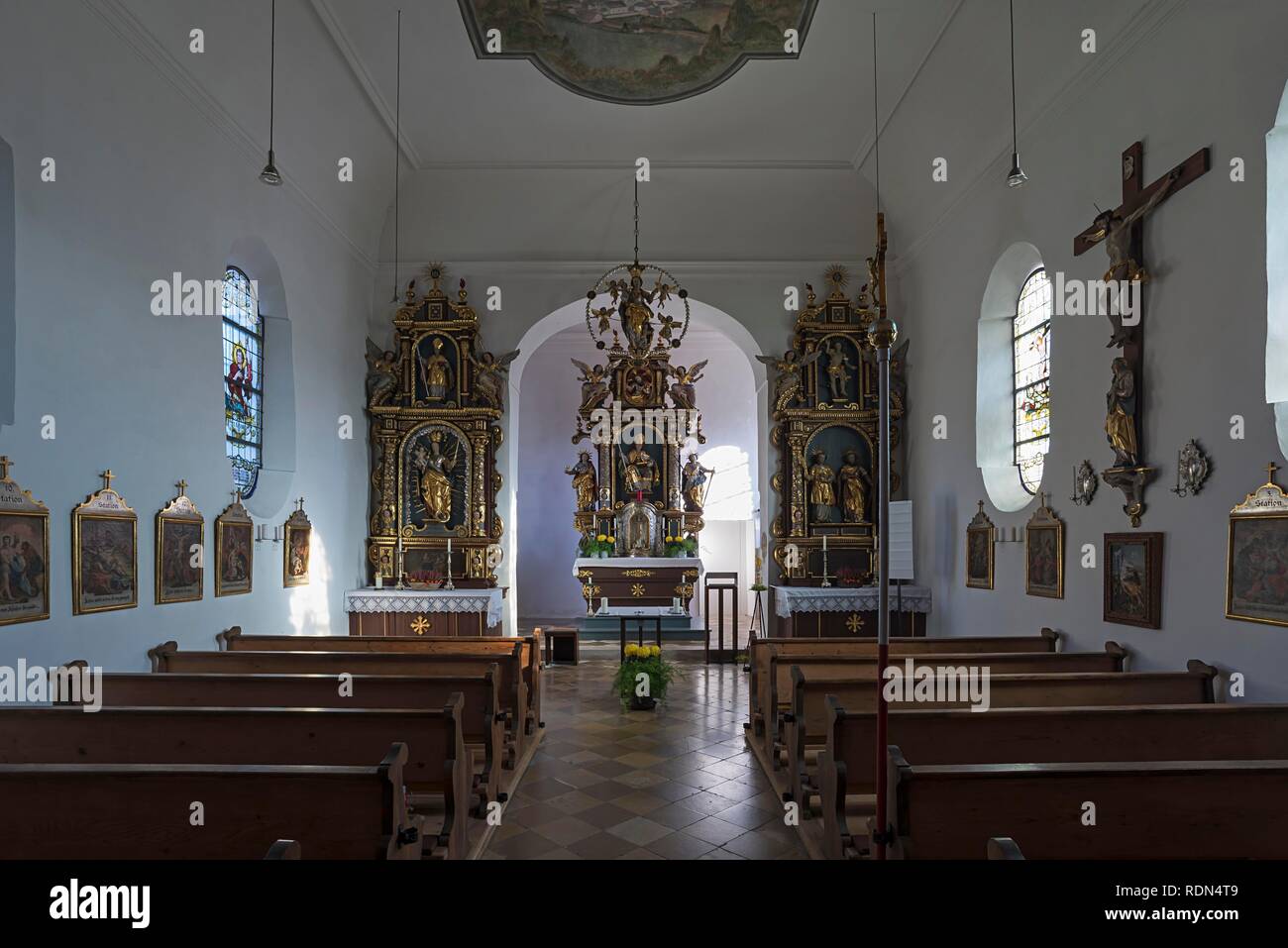 Sala della chiesa con altare della parrocchia San Martin, 1650/60 barocco, Egling, Baviera, Germania Foto Stock