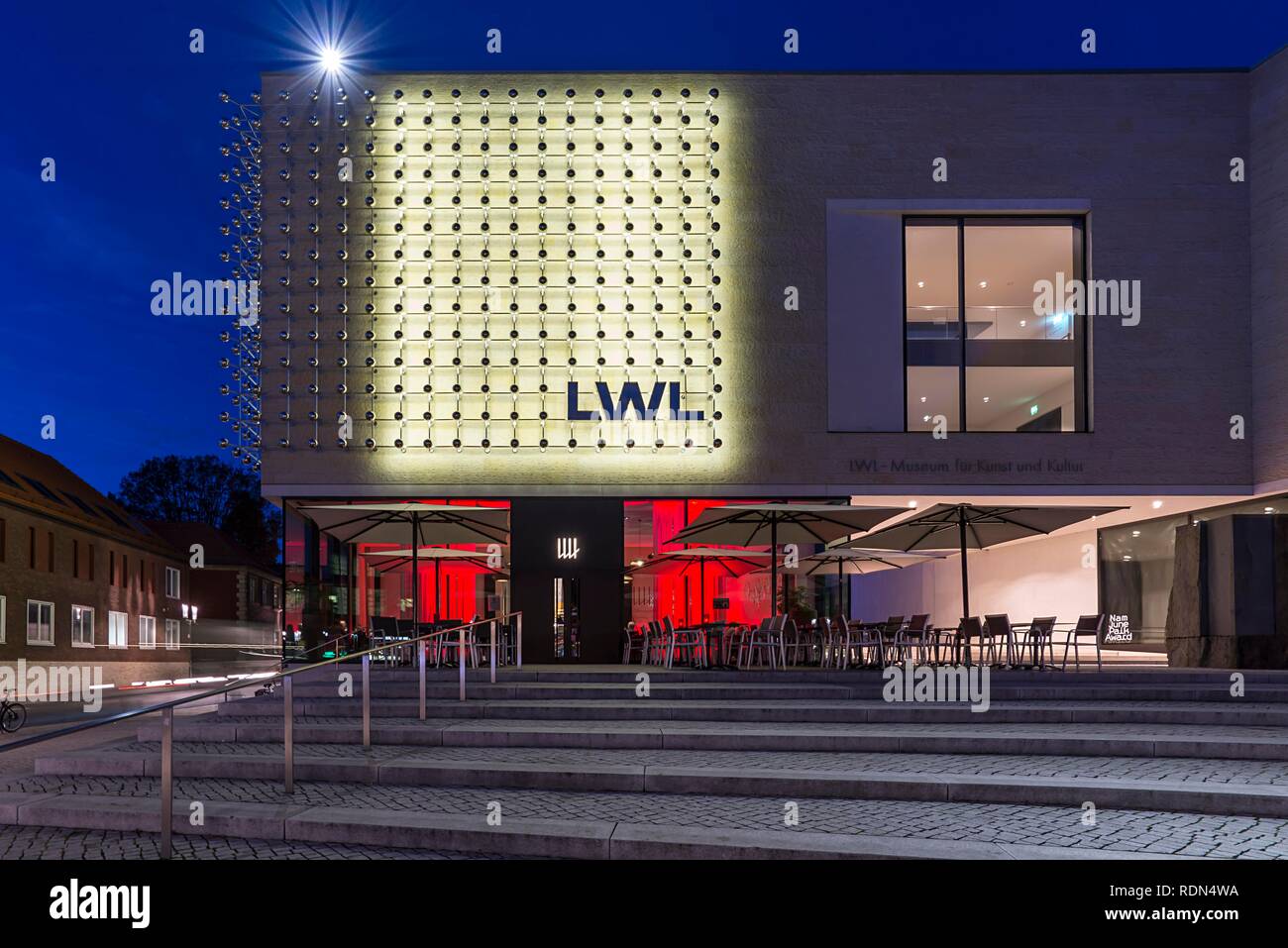 Illumina il museo di stato con ristorante nel blu ora, Münster, Renania settentrionale-Vestfalia, Germania Foto Stock