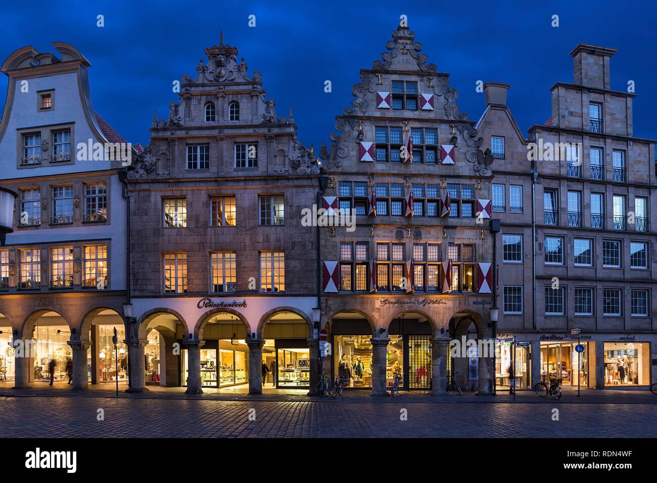 Storico case a timpano al crepuscolo, Prinzipalmarkt, Münster, Nord Reno-Westfalia, Germania Foto Stock
