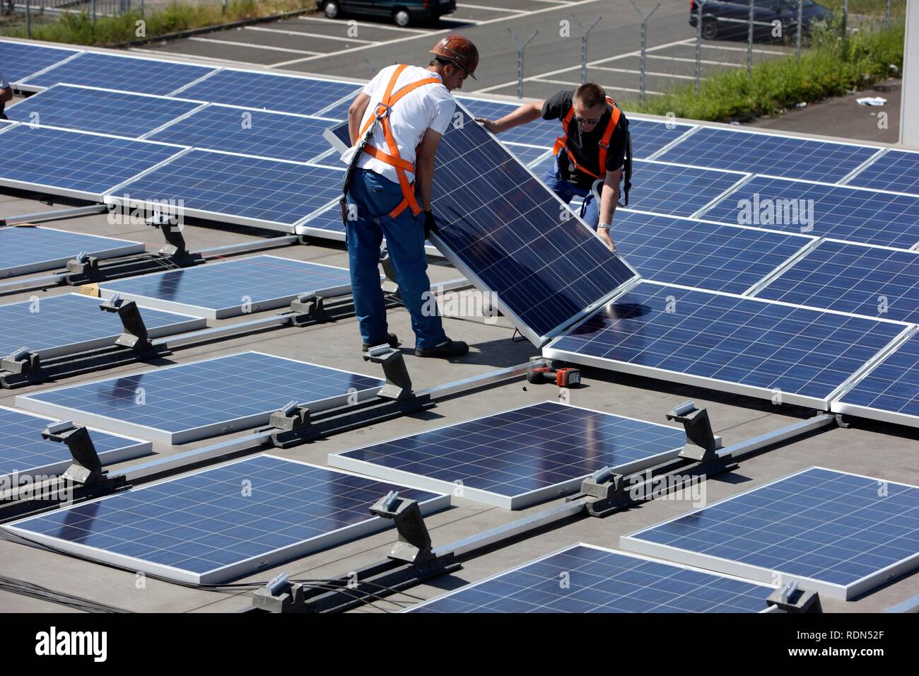 La costruzione di un grande impianto fotovoltaico su diversi tetti, 16000  metri quadrati, Gelsenkirchen, Renania settentrionale-Vestfalia Foto stock  - Alamy