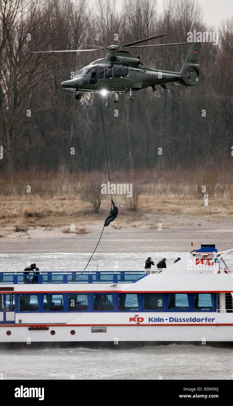 Speciale unità di polizia prove operative, accedendo a una nave passeggeri sul fiume Reno, Renania settentrionale-Vestfalia Foto Stock