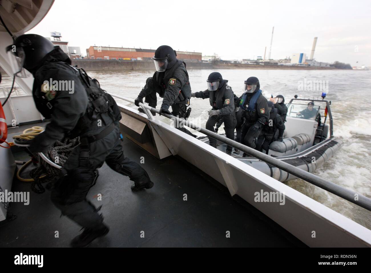 Speciale unità di polizia prove operative, accedendo a una nave passeggeri sul fiume Reno, Renania settentrionale-Vestfalia Foto Stock