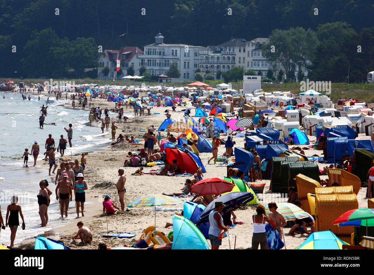 La spiaggia e il lungomare nella stazione balneare e termale città di Binz, Ruegen isola, Meclemburgo-Pomerania Occidentale Foto Stock