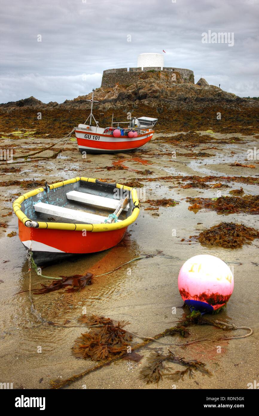 Fort Grey, ora un museo, barche giacente a secco sul fondale marino con la bassa marea, Rocquaine Bay, Guernsey, Isole del Canale, Europa Foto Stock