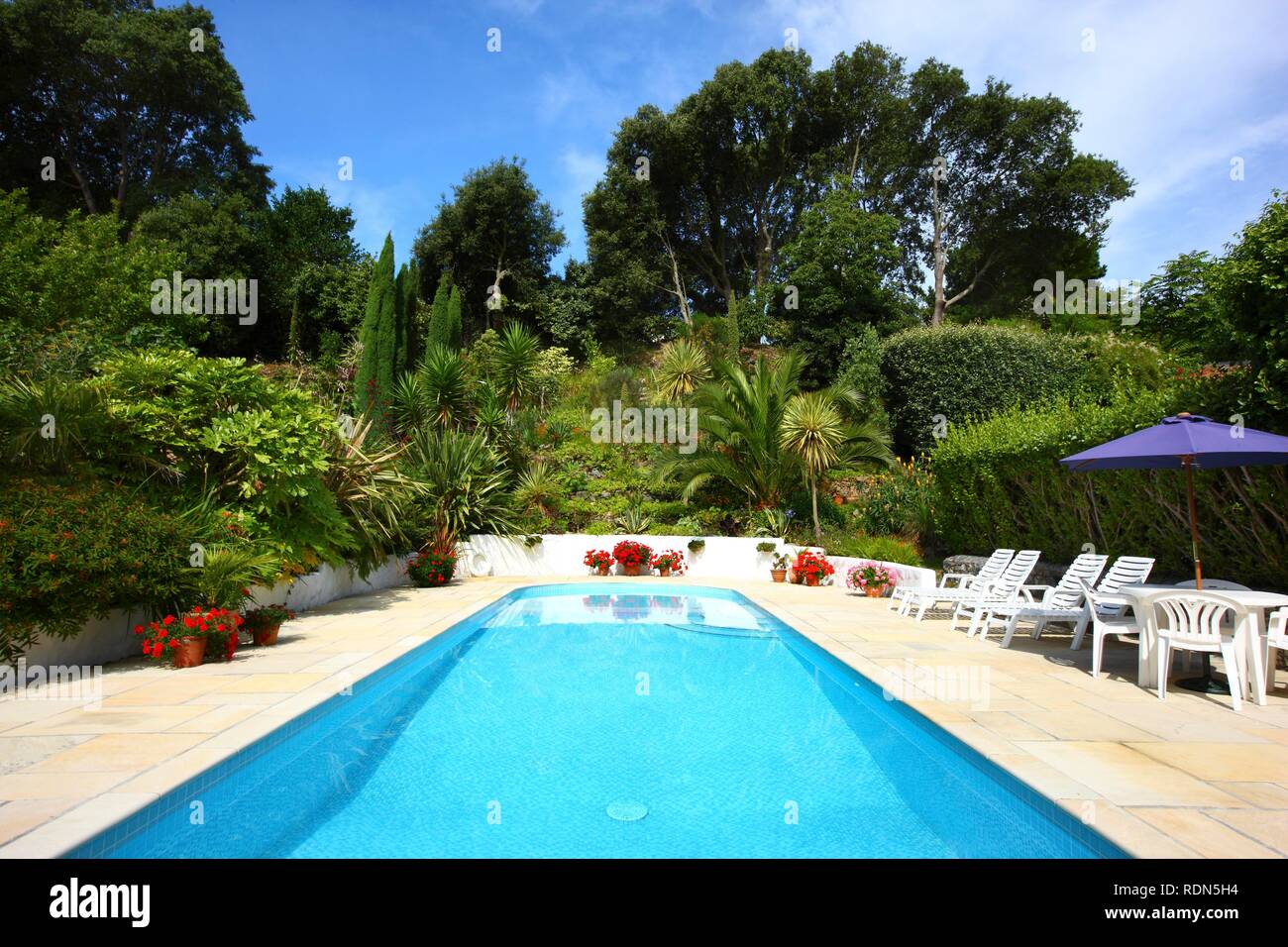 Piscina, Holiday Cottages, Fleurs Mille giardino, giardino paesaggistico, San Pietro, Guernsey, Isole del Canale, Europa Foto Stock