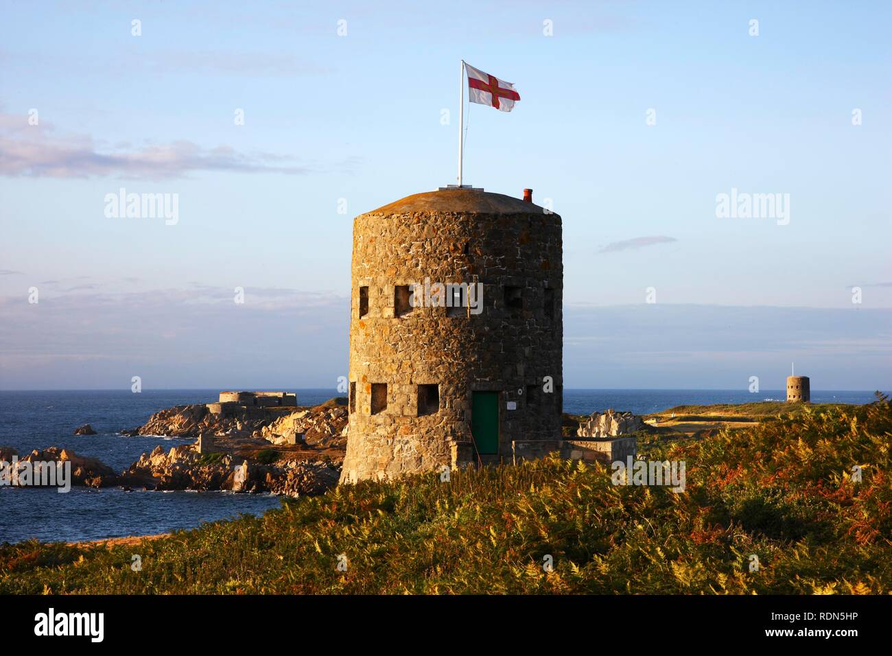 Martello torri, guardare e torri di guardia del XVII secolo si trova lungo il litorale, qui torre n. 5 presso il Pembroke Bay nel Foto Stock