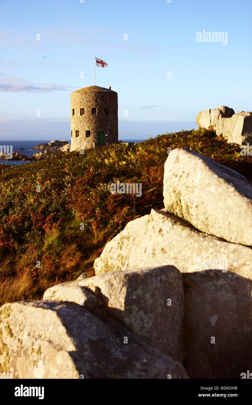 Martello torri, guardare e torri di guardia del XVII secolo si trova lungo il litorale, qui torre n. 5 presso il Pembroke Bay nel Foto Stock