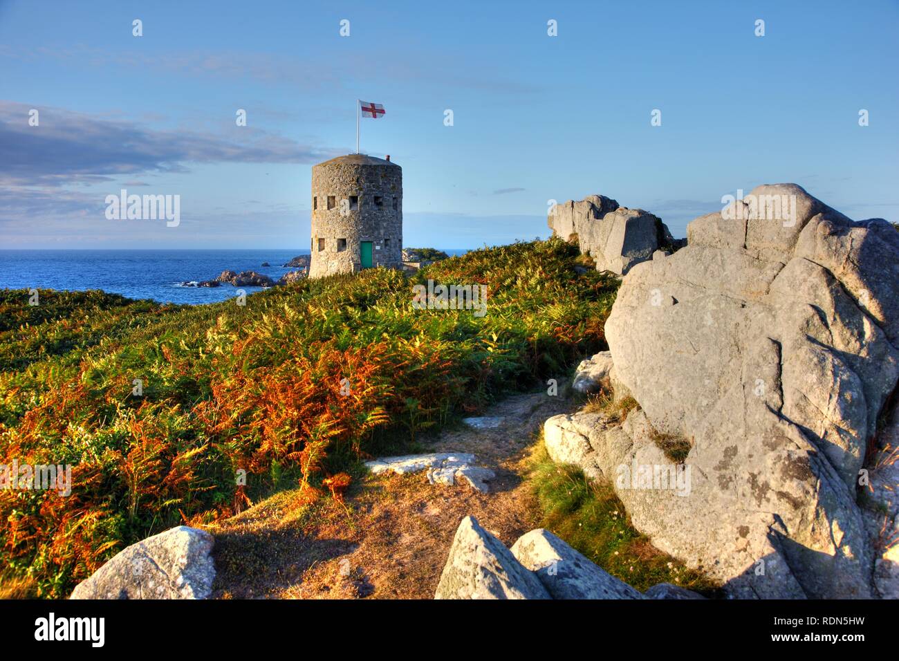 Martello torri, guardare e torri di guardia del XVII secolo si trova lungo il litorale, qui torre n. 5 presso il Pembroke Bay nel Foto Stock