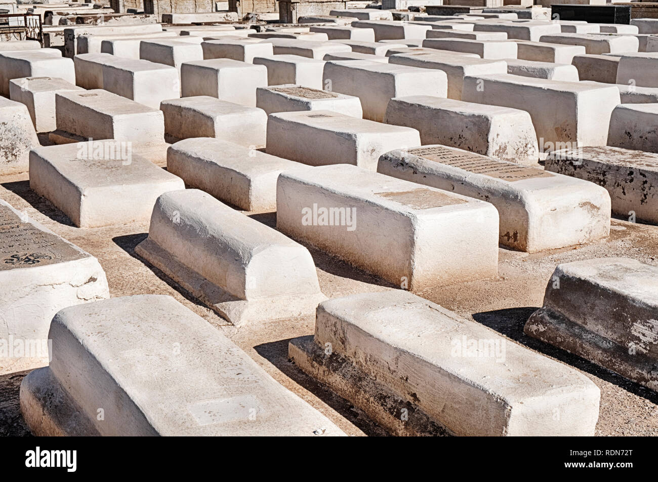 Marrakech, Marocco - 24 ottobre 2018: Anonimo tombe bianco contrassegnare le tombe in l'antico cimitero ebraico e il punto di riferimento storico di Marrakesh, Morocc Foto Stock