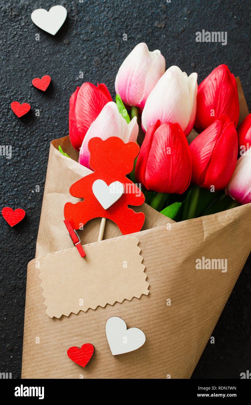 Holiday Sfondo Con Fiori Di Primavera Bouquet Di Tulipani E Cuori Decorativi Su Sfondo Scuro Biglietto Di Auguri Per San Valentino Donna O Madre Foto Stock Alamy