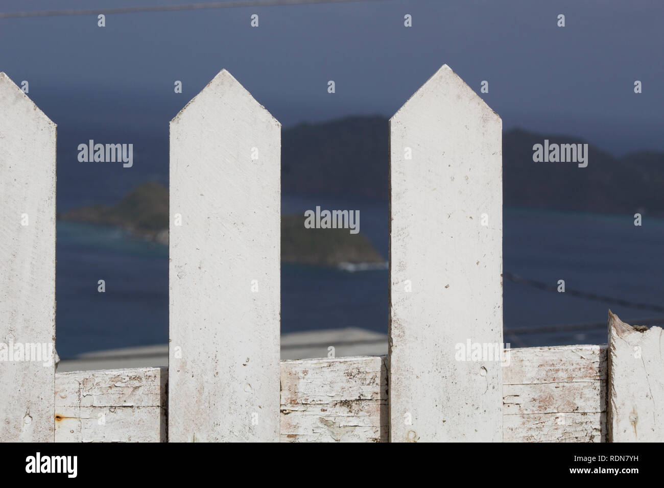 White Picket Fence in una baia Foto Stock