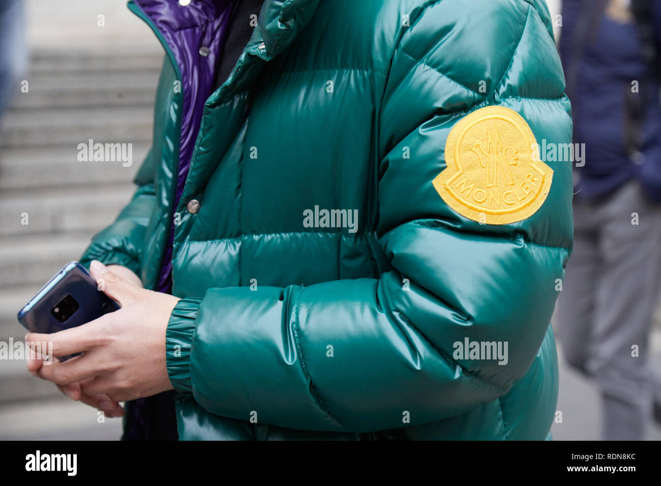 Milano, Italia - 12 gennaio 2019: l'uomo con verde Moncler giacca imbottita  prima di Frankie Morello fashion show, la Settimana della Moda Milanese  street style Foto stock - Alamy