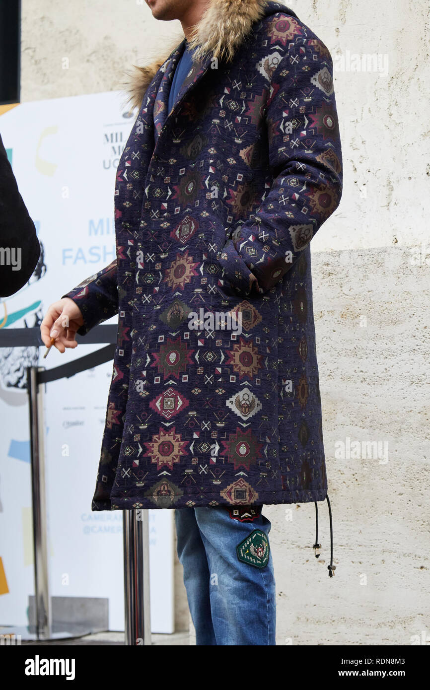 Milano, Italia - 12 gennaio 2019: l'uomo con la casacca con decorazioni geometriche e collo in pelliccia prima di Frankie Morello fashion show, la Settimana della Moda Milanese street Foto Stock