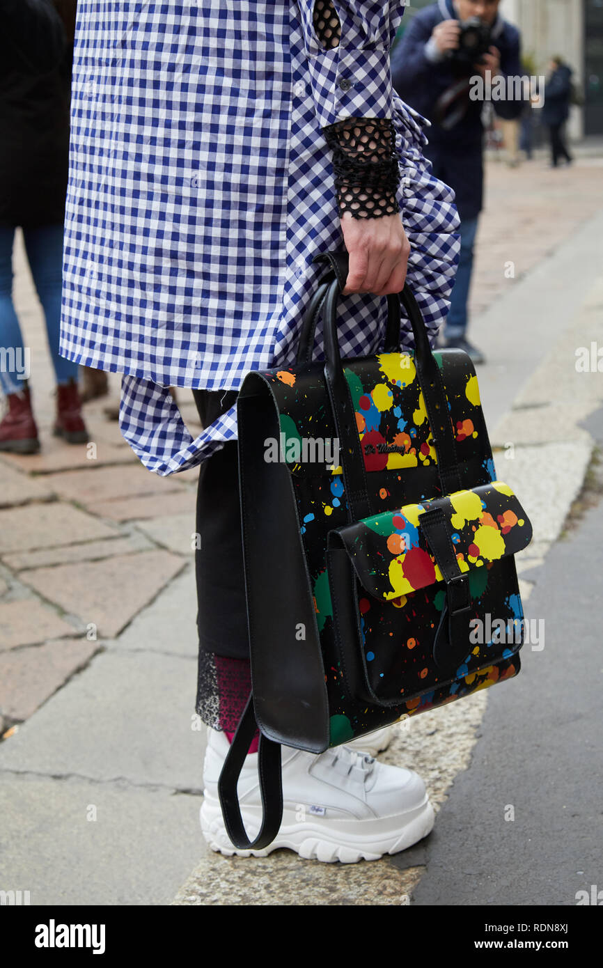 Milano, Italia - 12 gennaio 2019: l'uomo con il Dr Martens zaino con  macchie di colore e design in bianco e nero a scacchi prima camicia Frankie  Morello fash Foto stock - Alamy